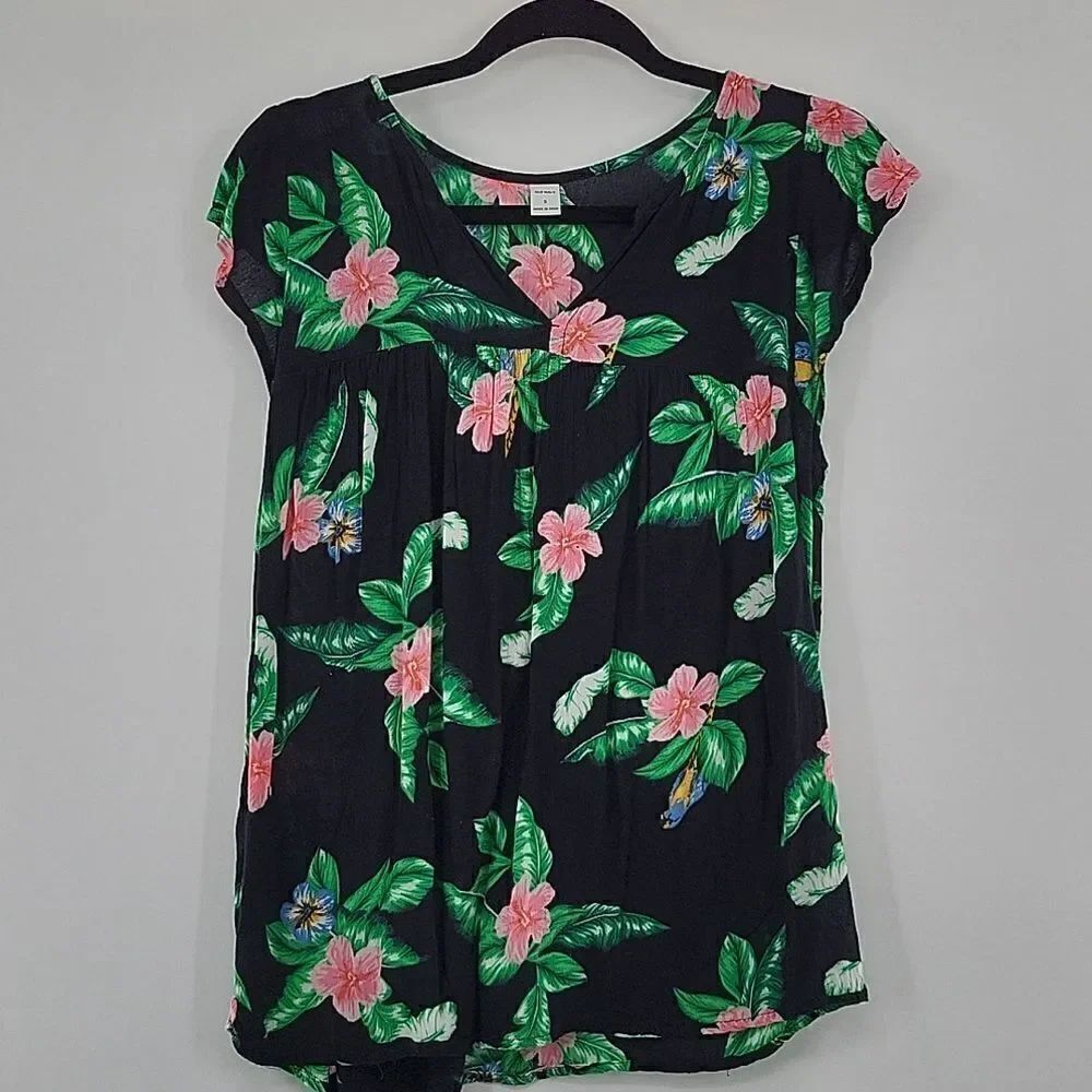 3For$20 Old Navy Black top w/ flowers size S